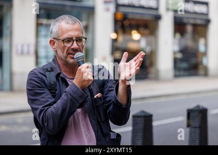 29 agosto 2024, Dept for Levelling Up, 2 Marsham St. London. Fossil Free London protesta contro l'approvazione del governo laburista per l'espansione dell'aeroporto di London City. Le proteste all'aeroporto sono state vietate. L'ex avvocato Tim Crosland, licenziato per le sue azioni intorno al terzo caso di pista di Heathrow, è stato tra gli oratori. Foto Stock