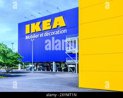 Esterno con logo aziendale del superstore svedese IKEA - Tours, Indre-et-Loire (37), Francia. Foto Stock