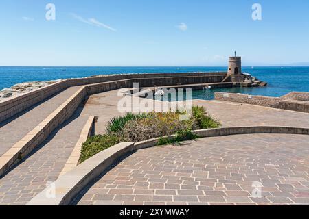 La piccola torre faro sulla frangiflutti di fronte alle spiagge del lungomare di Recco. Provincia di Genova, regione Liguria, Italia Foto Stock