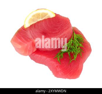 Due bistecche di carne di tonno rosso crudo con contorno di limone e aneto Foto Stock