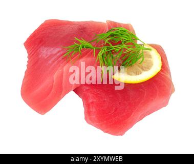 Due bistecche di carne di tonno rosso crudo con contorno di limone e aneto Foto Stock