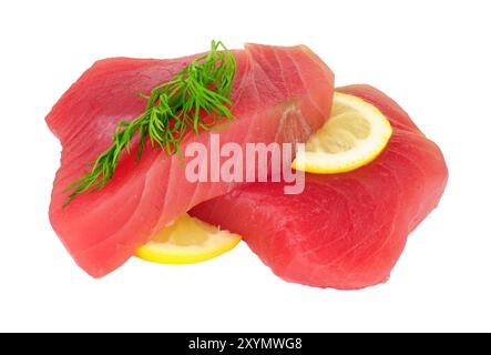 Due bistecche di carne di tonno rosso crudo con contorno di limone e aneto Foto Stock
