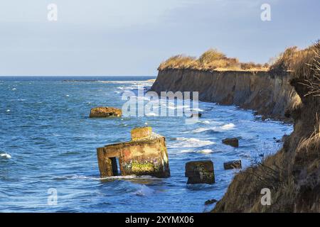 Bunker sulla costa del Mar Baltico in una giornata tempestosa Foto Stock