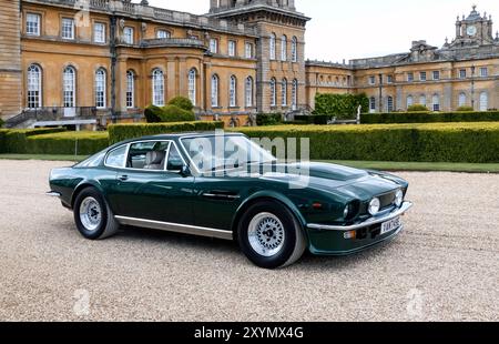 1986 Aston martin V8 Vantage al Salon prive Concours 2024 a Blenheim Palace Woodstock Oxfordshire Regno Unito Foto Stock