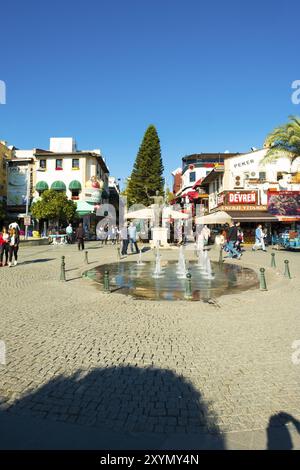 Antalya, Turchia, Novembeer 24, 2017: Persone che camminano nella zona pedonale commerciale piena di negozi e ristoranti vicino al centro storico di Kaleici. Verticale, Asia Foto Stock