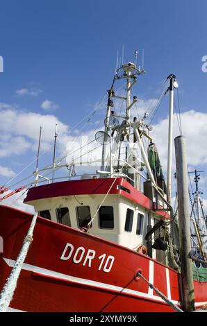 Pescatore di fronte al cielo blu Foto Stock