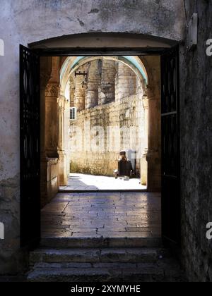 Guardando attraverso la porta della Terra nella città vecchia di Korcula, Korcula, Dalmazia, Croazia Foto Stock