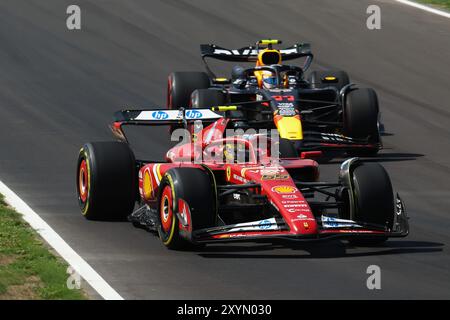 Monza, Italie. 30 agosto 2024. 55 SAINZ Carlos (spa), Scuderia Ferrari SF-24, azione 11 PEREZ Sergio (mex), Red Bull Racing RB20, azione durante la Formula 1 Pirelli Gran Premio d'Italia 2024, Gran Premio d'Italia 2024, 16° round del Campionato Mondiale di Formula 1 2024 dal 30 agosto al 1 settembre 2024 sull'autodromo Nazionale Monza, a Monza, Italia - foto Xavi Bonilla/DPPI credito: DPPI Media/Alamy Live News Foto Stock