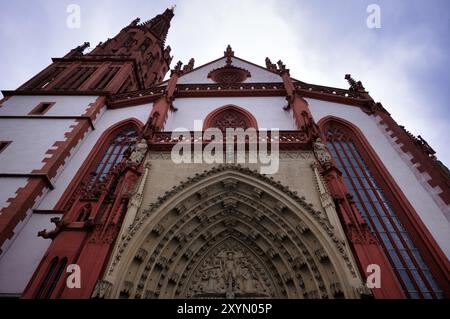 Portale ovest, timpano con raffigurazione del giudizio universale, Cappella di Santa Maria, Wuerzburg, bassa Franconia, Baviera, Germania, Europa Foto Stock