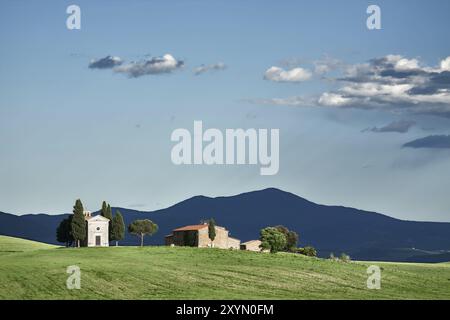 Vista meravigliosa della cappella di Vitaleta poco prima del tramonto Foto Stock