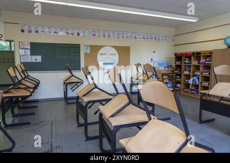 Classe di quarta elementare, dopo la scuola, l'edificio è più vecchio ma in buone condizioni, con materiali didattici moderni Foto Stock