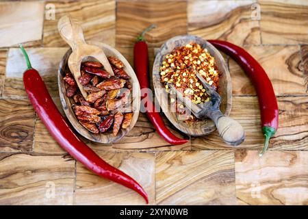 Peperoncino (Capsicum spec. ), peperoncino fresco, essiccato e tritato Foto Stock