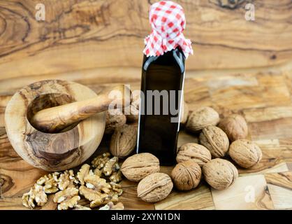 noce (Juglans regia), noci intere e incrinate, olio di noci e Malta Foto Stock