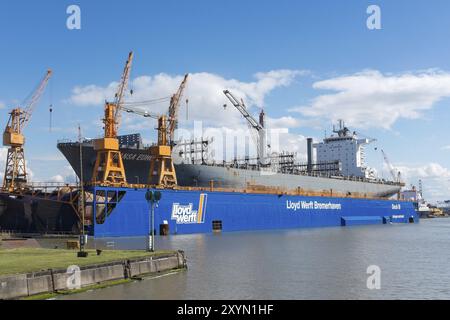 Nave da carico Hansa Europe in un molo galleggiante a Lloyd Werft a Bremerhaven. Nave Hansa Europe in un molo galleggiante a Bremerhaven Foto Stock