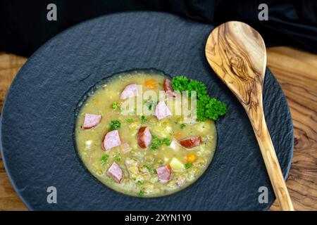 piatto con zuppa di piselli e salsiccia Foto Stock