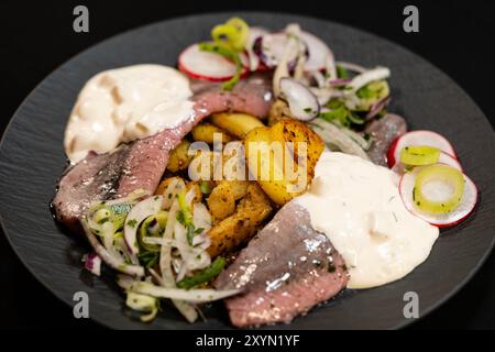 Matjes con remoulade, cipolle e patate fritte su un piatto Foto Stock