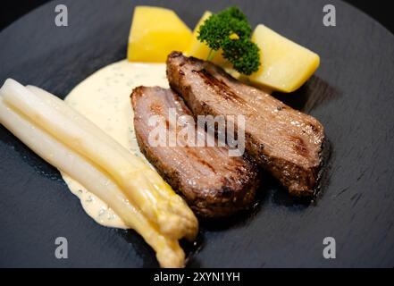 manzo bollito con asparagi, salsa hollandaise e patate Foto Stock