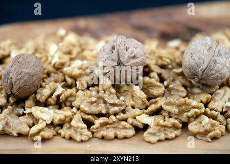 noce (Juglans regia), noci incrinate con noci intere Foto Stock