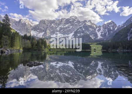 La catena montuosa del Mangart si riflette nel lago Fusine, Tarvisio, provincia di Udine, Italia, Europa Foto Stock