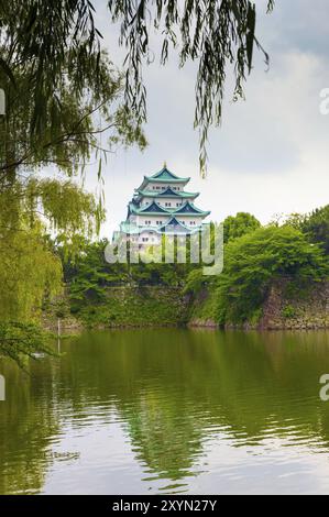 Appendere il telaio lascia lo storico Castello di Nagoya roccaforte sopra un fossato acquosi e forte baluardo murato in Giappone. In verticale Foto Stock