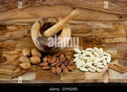 Mandorle (Prunus dulcis, Prunus amygdalus, Amygdalus communis, Amygdalus dulcis), mandorle, con guscio, incrinato e scottato, con malta Foto Stock