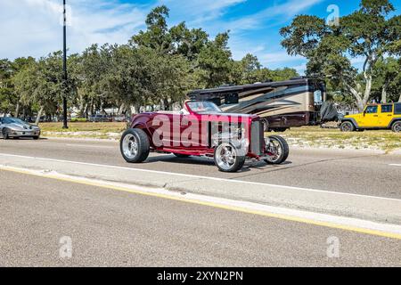 Gulfport, MS - 7 ottobre 2023: Vista ad angolo anteriore grandangolare di una Ford Highboy Roadster Hot Rod del 1932 in una mostra di auto locale. Foto Stock