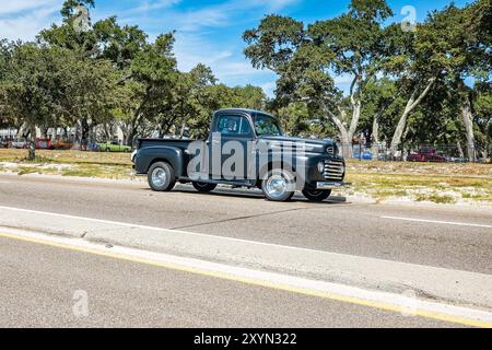 Gulfport, MS - 7 ottobre 2023: Vista grandangolare dell'angolo anteriore di un pick-up Ford F-1 Stepside del 1950 in una mostra automobilistica locale. Foto Stock