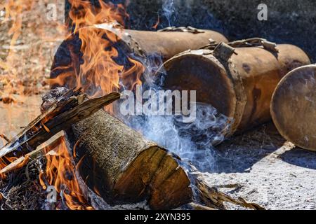 Tamburi etnici utilizzati nella festa religiosa a Lagoa Santa, Minas Gerais vicino al fuoco in modo che il tratto di pelle e regolare il suono dello strumento Foto Stock