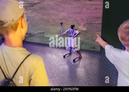 Cane robot intelligente ad alta tecnologia, programmabile manualmente tramite controllo mobile, comando vocale, giocattolo elettrico. I bambini giocano e imparano la tecnologia più recente. Foto Stock