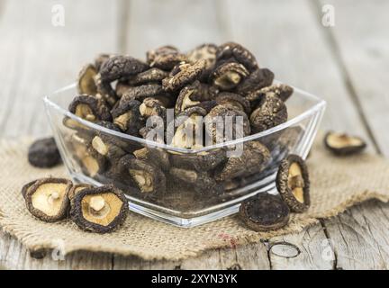 I funghi shiitake essiccato su un sfondo vintage come dettagliato di close-up shot, il fuoco selettivo Foto Stock