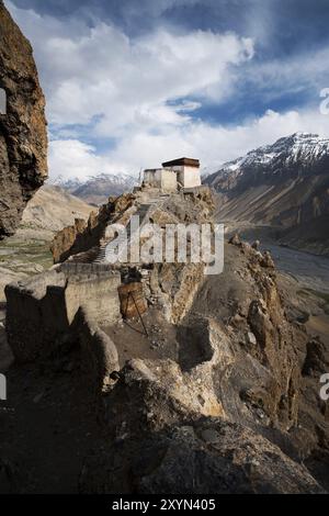 Una piccola torre di guardia all'interno delle scogliere del monastero di Dhankar si affaccia sulla valle di Spiti sottostante Foto Stock