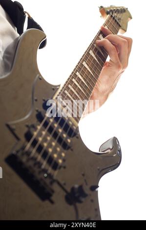 Primo piano di mano maschile che suona la chitarra elettrica isolata sul bianco Foto Stock