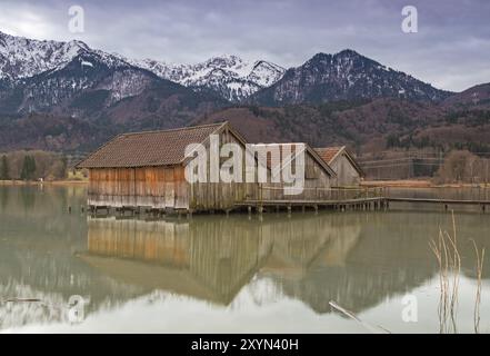 Gite in barca sul lago Kochel in una serata invernale Foto Stock