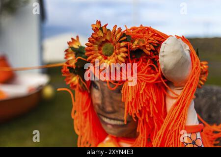 DJUPIVOGUR, ISLANDA, 21 GIUGNO: Volto di un manichino sirena con capelli arancioni il 21 giugno 2013 a Djupivogur, Islanda, Europa Foto Stock