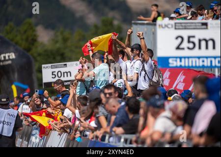 PAL Arinsal, Andorra : agosto 30 2024 : i tifosi spagnoli celebrano il terzo posto nei Campionati Mondiali UCI DI Mountain Bike DI FONDO OLYMP Foto Stock