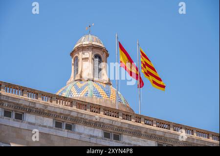 Bandiere sopra il Palau de la Generalitat, sede del governo catalano a Barcellona, in Catalogna. Foto Stock