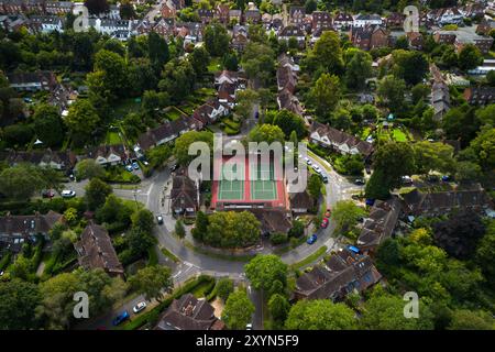 Harborne, Birmingham, 30 agosto 2024. Il Circolo di tennis di Harborne è unico in quanto si trova all'interno di una rotonda circondata da una lussureggiante tenuta residenziale. Il club risale al 1918. Fu originariamente costruito come il villaggio verde di Moor Pool Estate alle orecchie del cerchio ed era utilizzato per festeggiamenti e occasioni speciali. Fig. Per credito: Interrompi stampa Media/Alamy Live News Foto Stock