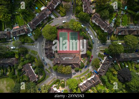 Harborne, Birmingham, 30 agosto 2024. Il Circolo di tennis di Harborne è unico in quanto si trova all'interno di una rotonda circondata da una lussureggiante tenuta residenziale. Il club risale al 1918. Fu originariamente costruito come il villaggio verde di Moor Pool Estate alle orecchie del cerchio ed era utilizzato per festeggiamenti e occasioni speciali. Fig. Per credito: Interrompi stampa Media/Alamy Live News Foto Stock