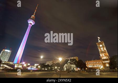 Berlino Alexanderplatz, Fontana del Nettuno, Municipio Rosso, Park Inn, Torre della televisione a luna piena Foto Stock