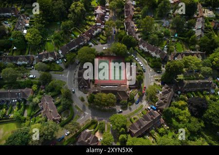 Harborne, Birmingham, 30 agosto 2024. Il Circolo di tennis di Harborne è unico in quanto si trova all'interno di una rotonda circondata da una lussureggiante tenuta residenziale. Il club risale al 1918. Fu originariamente costruito come il villaggio verde di Moor Pool Estate alle orecchie del cerchio ed era utilizzato per festeggiamenti e occasioni speciali. Fig. Per credito: Interrompi stampa Media/Alamy Live News Foto Stock