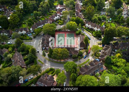 Harborne, Birmingham, 30 agosto 2024. Il Circolo di tennis di Harborne è unico in quanto si trova all'interno di una rotonda circondata da una lussureggiante tenuta residenziale. Il club risale al 1918. Fu originariamente costruito come il villaggio verde di Moor Pool Estate alle orecchie del cerchio ed era utilizzato per festeggiamenti e occasioni speciali. Fig. Per credito: Interrompi stampa Media/Alamy Live News Foto Stock