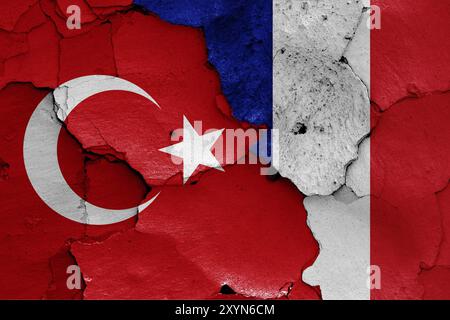 Bandiere di Turchia e Francia dipinte su pareti incrinate Foto Stock