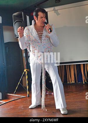 Un atto tributo a Elvis in un pub di Brighton Foto Stock