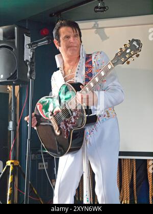 Un atto tributo a Elvis in un pub di Brighton Foto Stock