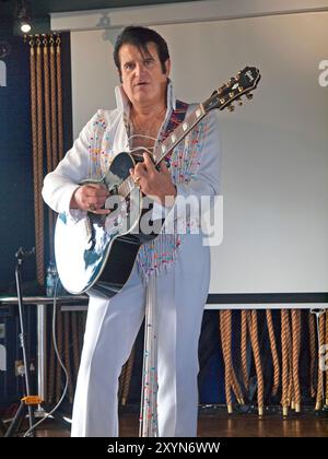 Un atto tributo a Elvis in un pub di Brighton Foto Stock