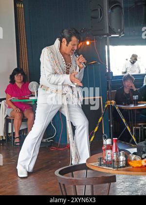 Un atto tributo a Elvis in un pub di Brighton Foto Stock