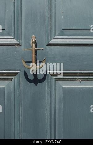 Battente di porta a forma di ancora, Hinderloopen, provincia della Frisia, Paesi Bassi Foto Stock