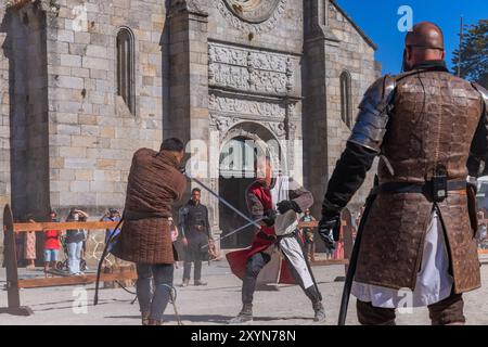 Caminha, Portogallo - 27 luglio 2024: Caminha durante la rievocazione della Fiera medievale. Caminha è una città nel nord del Portogallo, molto popolare tra To Foto Stock