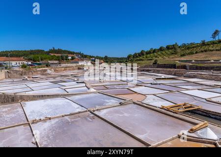 Rio Maior, Portogallo: 7 luglio 2024: Fonte da Bica Salt Flats, alias Salinas de Rio Maior, sistema di compartimenti d'acqua poco profondi e grondaie per sale extra Foto Stock