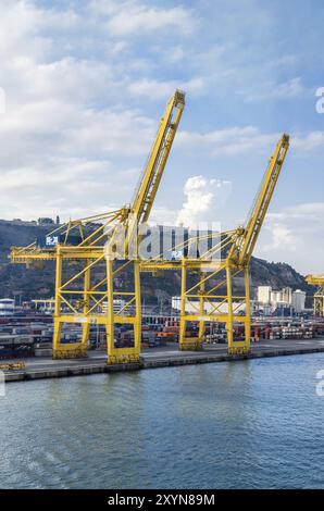 Barcellona, Spagna, 15 agosto 2013: Container cargo in metallo blu e rosso. Enorme gru portuale al porto marittimo, in Europa Foto Stock